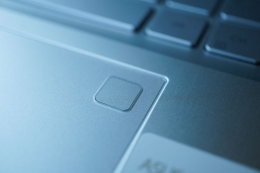 Deskripsi : ASUS VivoBook S14 S433 menghadirkan fingerprint yang terintegrasi dengan Windows hello I Sumber Foto : ASUS Indonesia
