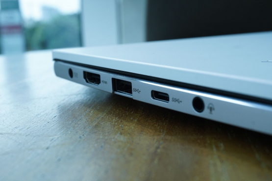 Deskripsi : ASUS VivoBook S14-S433 telah hadir dengan beragam port termasuk USB 3.2 (Gen 1) Type-C I Sumber Foto : ASUS Indonesia