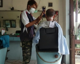 Ilustrasi Potong Rambut di Barbershop Langganan (Dokumentasi Rustian Al Ansori)