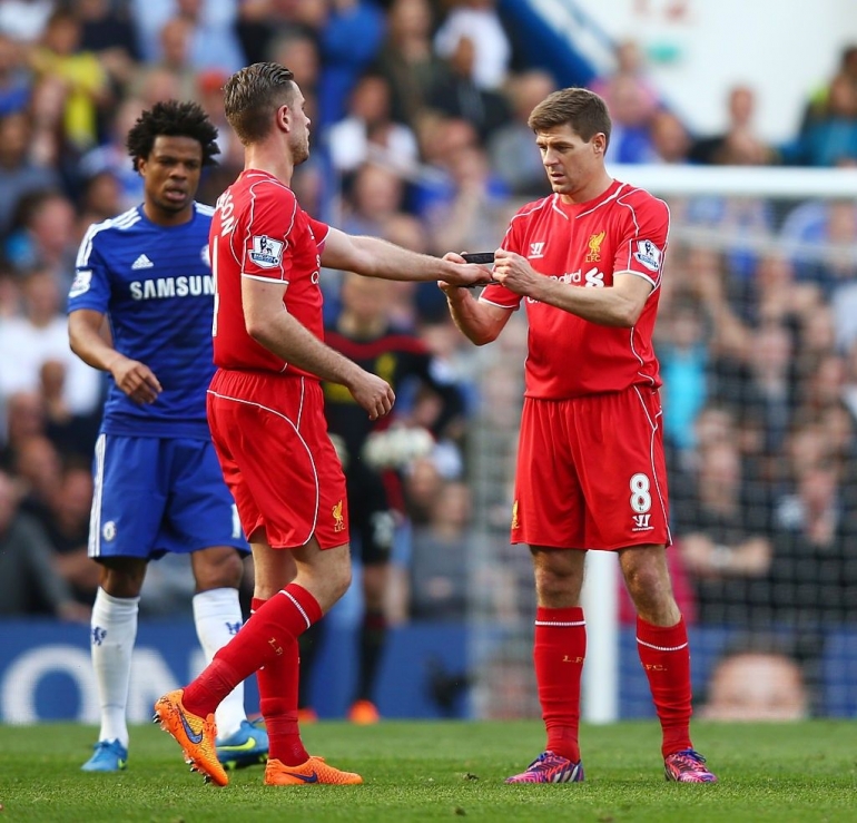 Steven Gerrard melingkarkan ban kapten kepada Henderson (sumber foto: elartedf.com)