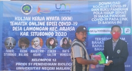 Perwakilan Mahasiswa kelompok 12 KKN tematik biologi UM menyerahan produk KKN kepada warga Desa Lamongan (26/06/2020)/dok.mahasiswa