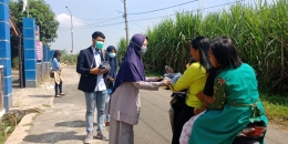 Dokpri: Pembagian masker dan stiker kepada masyarakat desa Sidomulyo secara langsung