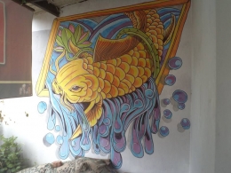 Lukisan Ali bergambar Ikan 3D di tembok ini yang dilukisnya berada di tembok depan rumahnya (Dokpri)
