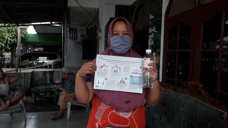 Pembagian masker, disinfektan dan brosur edukasi Covid-19 ke warga sekitar. (dokpri)