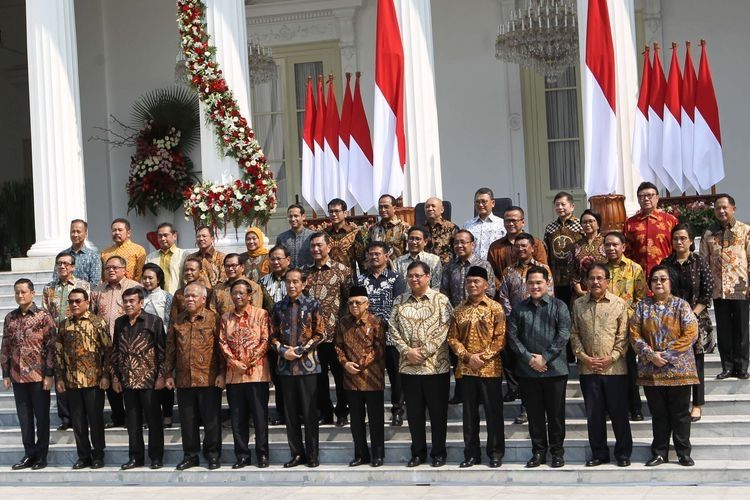 Presiden RI, Joko Widodo memperkenalkan menteri-menteri Kabinet Indonesia Maju dan pejabat setingkat menteri sebelum pelantikan di Istana Negara, Jakarta, Rabu (23/10/2019). Presiden RI Joko Widodo mengumumkan dan melantik Menteri-menteri Kabinet Indonesia Maju serta pejabat setingkat menteri.(KOMPAS.COM/KRISTIANTO PURNOMO)