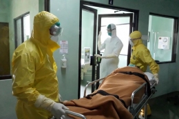 Tim medis RSUP Sanglah dalam simulasi penanganan pasien terjangkit virus corona di Ruang Isolasi Nusa Indah, Rabu (12/2/2020).(KOMPAS.com/IMAM ROSIDIN) 