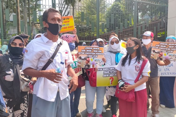 Sejumlah orang tua melakukan aksi demonstrasi memprotes PPDB DKI di Depan Gedung Kemendikbud, Senin (29/6/2020). Foto: KOMPAS/Tria Sutrisna