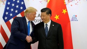 Donald Trump dan Xi Jinping berjabat tangan saat bertemu pada acara Osaka Summit 2019.