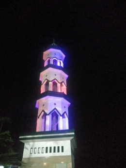 Kalau saya menyebut bangunan ini tower masjid Baiturrahim yang warna warni 