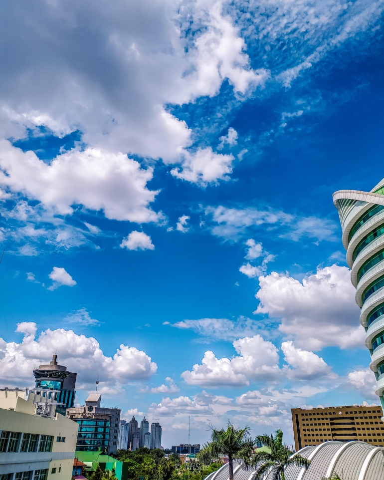 Gambar 1. Biru langit Jakarta. Source: https://www.instagram.com/mi.sae_/ 