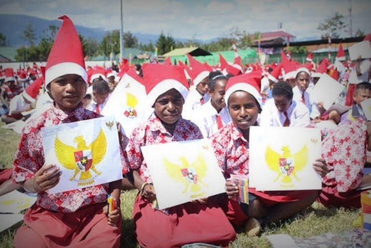 Foto : Anak Papua Menggambar Pancasila (Republika)