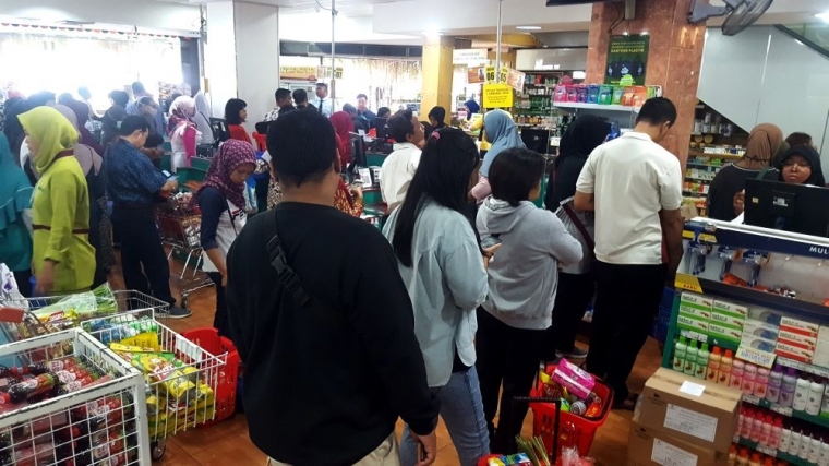 Masyarakat menyerbu tempat perbelanjaan pada awal pandemi Covid-19 mewabah di Indonesia (dok. pri).