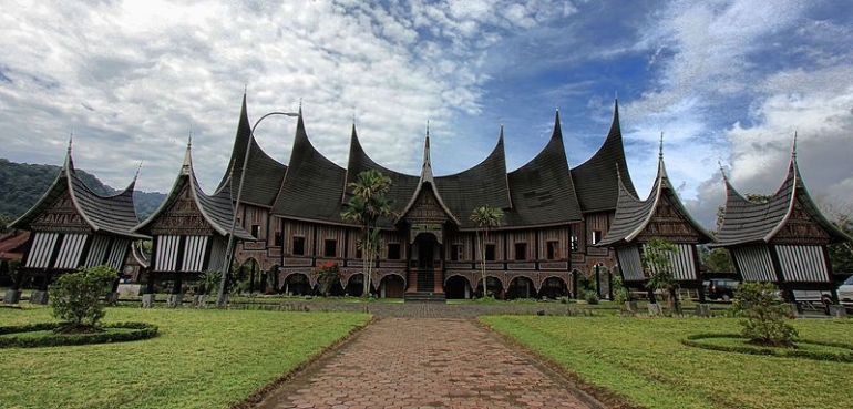 Ilustrasi Rumah Gadang dan 4 Jenis Rangkiang (sumber gambar : https://id.wikipedia.org/wiki/Berkas:PDIKM_Padangpanjang.jpg)