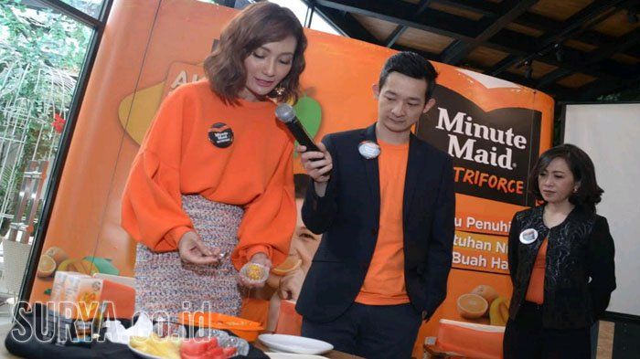 Artika Sari Devi, Puteri Indonesia yang mewaliki Indonesia di ajang Miss Universe 2005 tetap memasak untuk anak dan suami di tengah kesibukannya yang padat. - Dokumen Surya