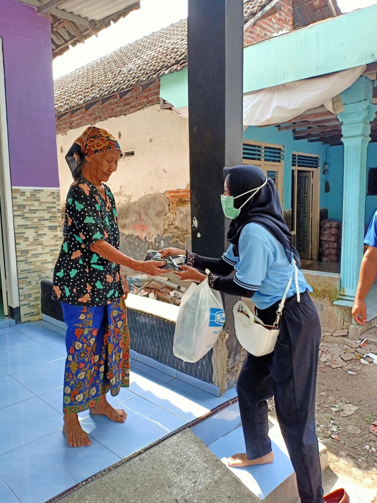 Pembagian masker ke warga desa Tlasih (26/6/2020) | dokpri
