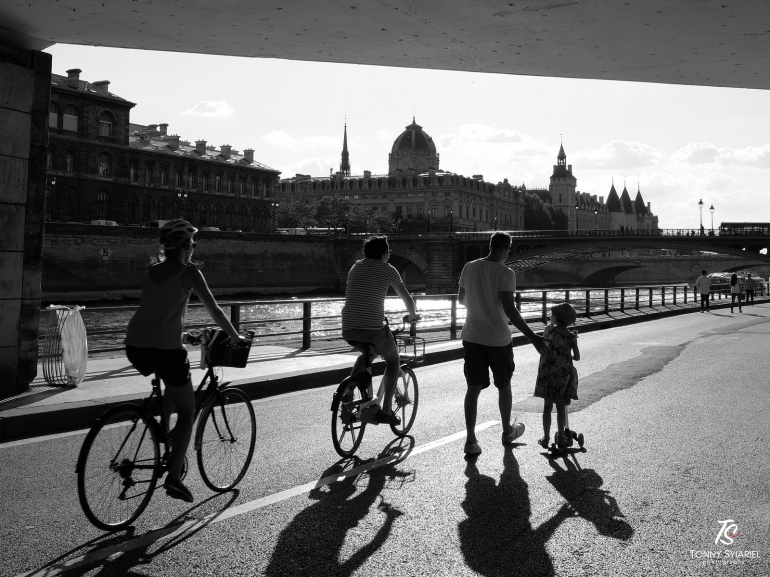 Bersepeda di tepi sungai Seine. Sumber: Koleksi pribadi