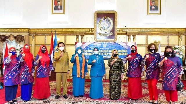 Ketua PKK SulSel (ke-5 dari kanan) foto bersama Ketua PKK Makassar (ke-4 dari kanan) di Rujab Gubernur SulSel (30/06/20). | Dokpri