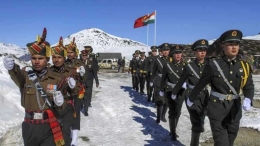 Masih tegang: Tentara India (kiri) dan tentara China jalan berbaris di Line of Actual Control (LAC), perbatasan India dan China, di atas Gunung Himalaya baru-baru ini. | Sumber: Courtesy of www.doordarshan.com