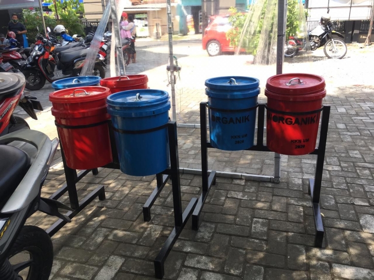 Tempat sampah yang sudah siap dipakai (Dok. Mahasiswa KKN Pulkam UM)