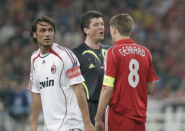 Paolo Maldini dan Steven Gerrard, dua kapten legendaris AC Milan dan Liverpool. | foto: dailymail.co.uk