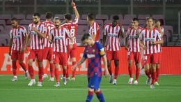 Kapten Barcelona, Lionel Messi tertunduk di tengah euforia pemain-pemain Atletico Madrid yang merayakan gol. Barcelona bermain 2-2 dengan Atletico di Camp Nou, Rabu (1/7) dini hari tadi. Barca bisa semakin tertinggal dari Real Madrid dalam perburuan gelar/Foto: Marca