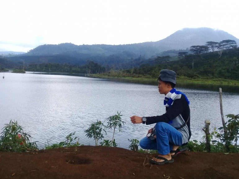 Kaprawi Rahim saat menikmati keasrian alam wisata Danau Dedughuk Kec. Semende Darat Ulu Kab. Muara Enim Prov. Sumatera Selatan Indonesia | dokpri