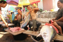 Penjual ikan segar di Pasar Baru Larantuka, Flores, NTT, Jumat (12/10/2018).(KOMPAS.com/MUHAMMAD IRZAL ADIAKURNIA)