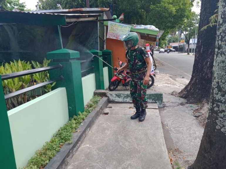 Personil Koramil 1408-07/Ujung Pandang laksanakan penyemprotan di area Makoramil | dokpri