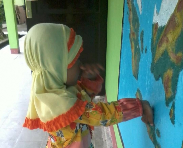 Melihat dan memperhatikan peta timbul pada dinding sekolah bisa dikatakan membaca gambar. Harus didampingi untuk mengenalkan mana perairan dan daratan. Bisa juga nama pulau. Sekadar pengenalan. Ilustrasi: dokpri