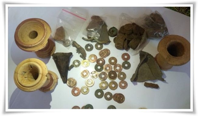 Koin dan beberapa temuan lain di situs arkeologi (Foto:https://www.bbc.com/indonesia/indonesia-47512483)