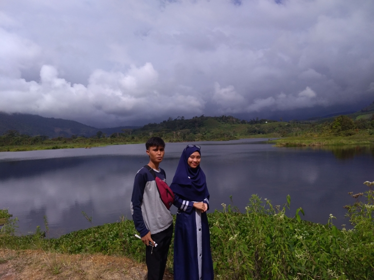 Kaprawi Rahim dan Rini Oktaria saat foto bersama memperlihatkan sekilas gambaran Danau Dedughuk | dokpri
