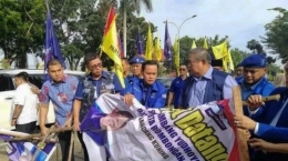 SBY terusik saat atribut partai Demokrat dirusak (Sumber: wartakota-tribunnews.com)