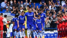(Pemain Liverpool memberikan sambutan ke pemain Chelsea/ foto diambil dari bbc.co.uk)