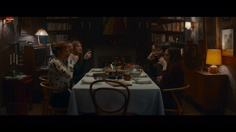 Ending serial Dark saat Katharina, Peter, Bernadette, Regina, Torben Woller, & Hannah duduk bersama di meja makan di dunia asal | sumber: IMDB/Netflix