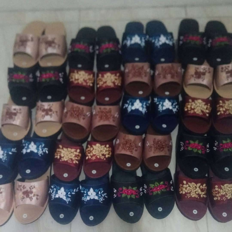 Sandal dengan berbagai motif sulaman hasil produksi usaha Bapak Suekarno/dokpri