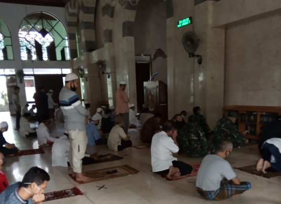 Pelaksanaan salat Jumat di Masjid PB Soedirman Cijantung Pasar Rebo Jakarta Timur saat protokol transisi new normal DKi Jakarta | dokpri (MUIS SUNARYA)