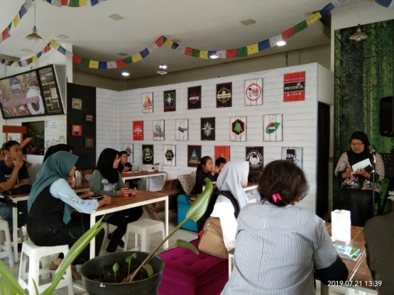 Bedah buku di salah satu kafe di Jalan Kalimantan. Dokumentasi pribadi