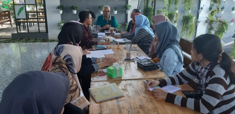 Rapat di salah satu kafe di Jalan Tanjung Kota Blitar. Dokumentasi pribadi