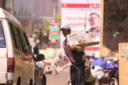 Ilustrasi penjual koran. (Sumber foto: deviantart.com)