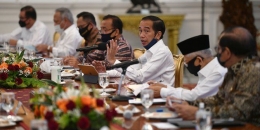 Presiden Jokowi dalam sebuah kesempatan rapat dengan tim kabinetnya | Sumber gambar: www.merdeka.com / Antara