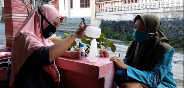 Praktik pembuatan desinfektan oleh salah satu warga Desa Tirtomoyo RT 005 / RW 009, Kecamatan Tirtomoyo, Kabupaten Wonogiri, Jawa Tengah. | dokpri