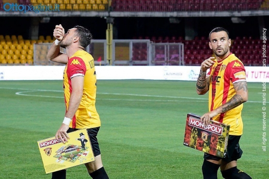 Pemain Benevento membawa permainan papan monopoli seusai laga giornata 31 Serie B sekaligus bentuk promosi merchandise resmi klub. | foto: instagram @beneventocalcioofficial