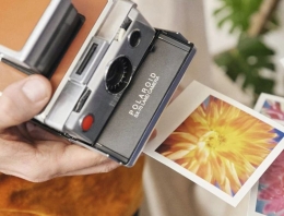 Mencetak polaroid dengan kamera polaroid (Sumber : polaroid.us)