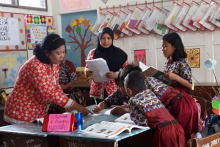 Murniati Nasution, Kepala SDN 122375 Pematang Siantar (tengah) saat melakukan pendampingan pembelajaran di kelas.|Sumber: edukasi.kompas.com/Tanoto Faoundation
