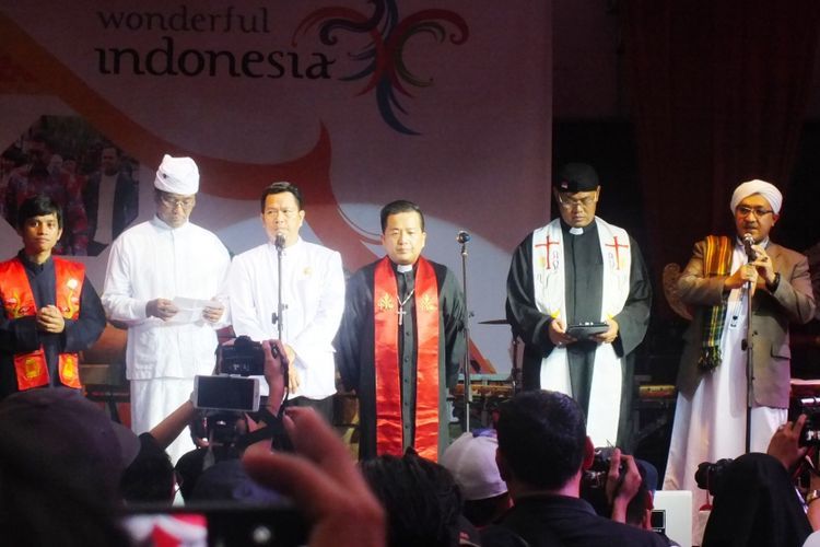 Enam tokoh pemuka agama yang masing-masing mewakili agama Islam, Kristen Protestan, Kristen Katolik, Hindu, Budha, dan Kong Hu Cu memimpin doa bersama dalam pembukaan perayaan Cap Go Meh Bogor Street Festival, Selasa (19/2/2019).(KOMPAS.com / Ramdhan Triyadi Bempah)