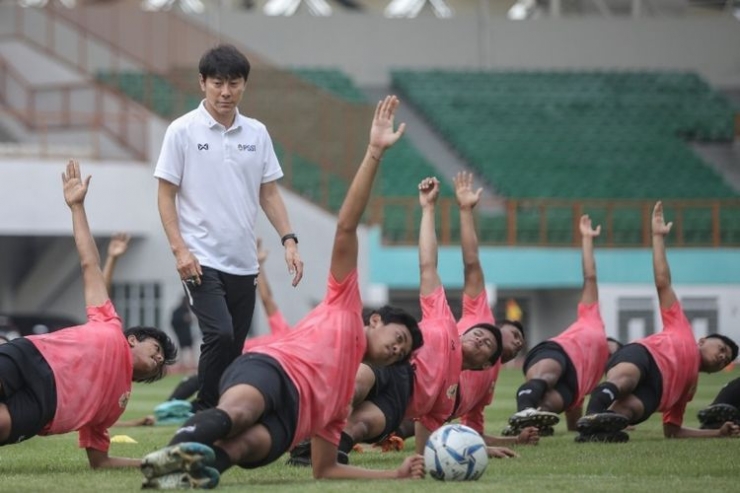 pelatih timnas Indonesia Shin Tae Yong saat seleksi timnas U 19 di stadion Wibawa Mukti Bekasi, 13/1/2020 foto bola.Kompas.com