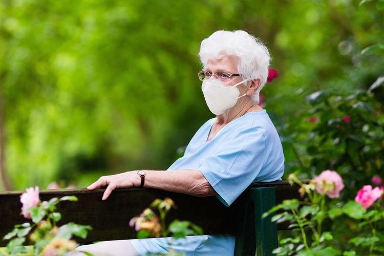 Ilustrasi WHO wajibkan lansia di atas 60 tahun memakasi masker medis| Sumber: Shutterstock publikasi via Kompas.com