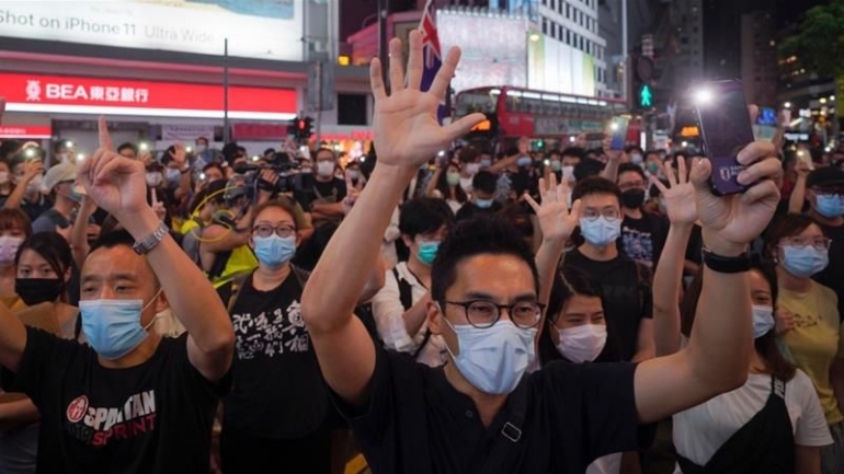 Pendemo Hong Kong turun ke jalan memprotes serangkaian tindakan sepihak Tiongkok. Aljazeera.com