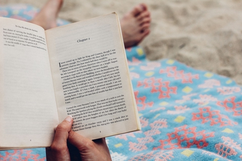 Ilustrasi membaca buku saat waktu luang (Sumber: www.pixabay.com/stocksnap)