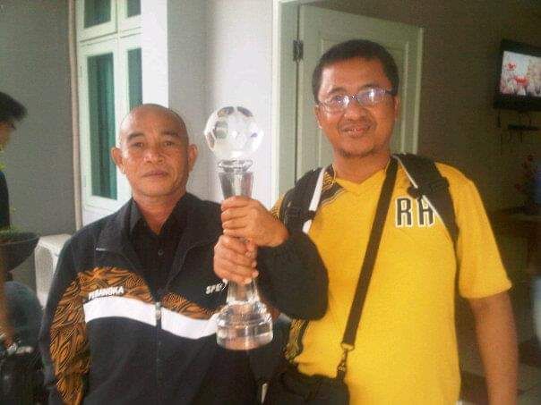 Piala sebagai runer up devisi 1 PSSI yang diraih Ps. Bangka pada tahun 2012 (dokpri)